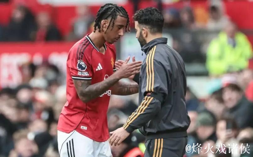 曼联19岁小将连续3轮首发踢满全场 主场惨丢4球仍获信任 曼联19岁小将连续3轮首发踢满全场 主场惨丢4球仍获信任