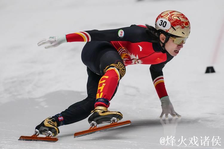 中国队成功闯入短道速滑世巡赛男子5000米接力半决赛