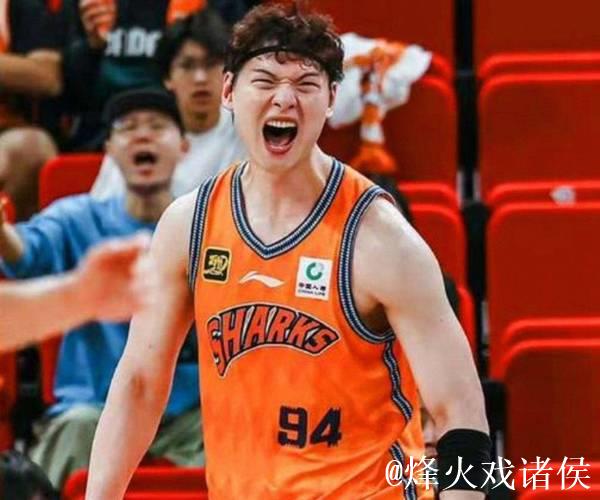 CBA俱乐部杯：王哲林砍下17分7板 上海狂胜四川